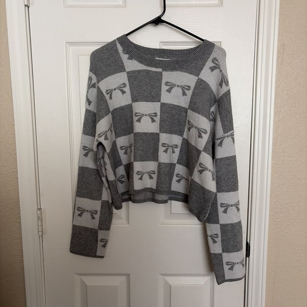 Sincerely Jules Grey and White Checkered Bow Pattern Cropped Crewneck Sweater