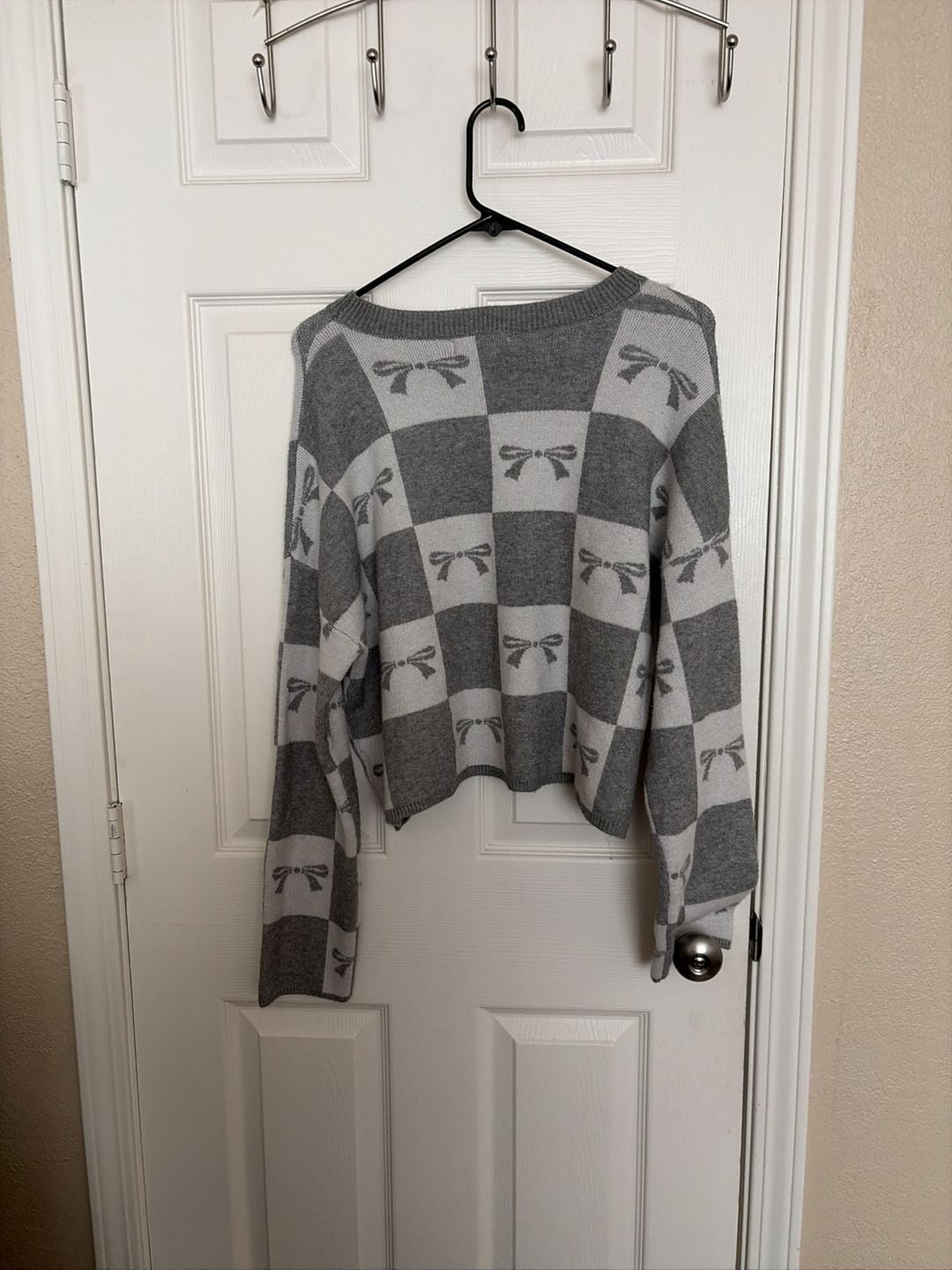 Sincerely Jules Grey and White Checkered Bow Pattern Cropped Crewneck Sweater 5