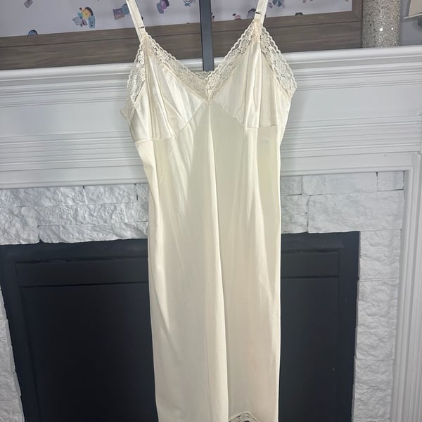 Vintage Vanity Fair Cream Nylon Antron III Lace Trim Full Slip Dress Size 34