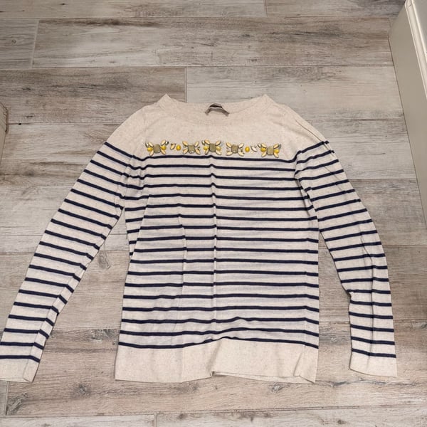 Like New Serengeti Beaded Queen Bee Striped