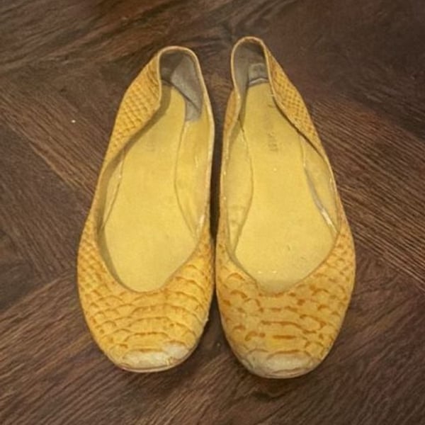 Classic Y2K Nine West Yellow Faux Snake Skin Print Ballet Flats. Size 8 narrow