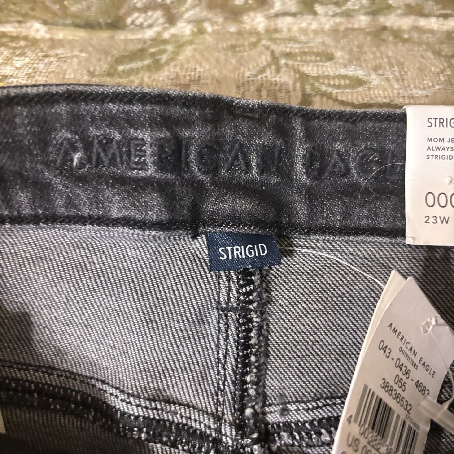 American Eagle Mom Jean Always Black Strigid 8