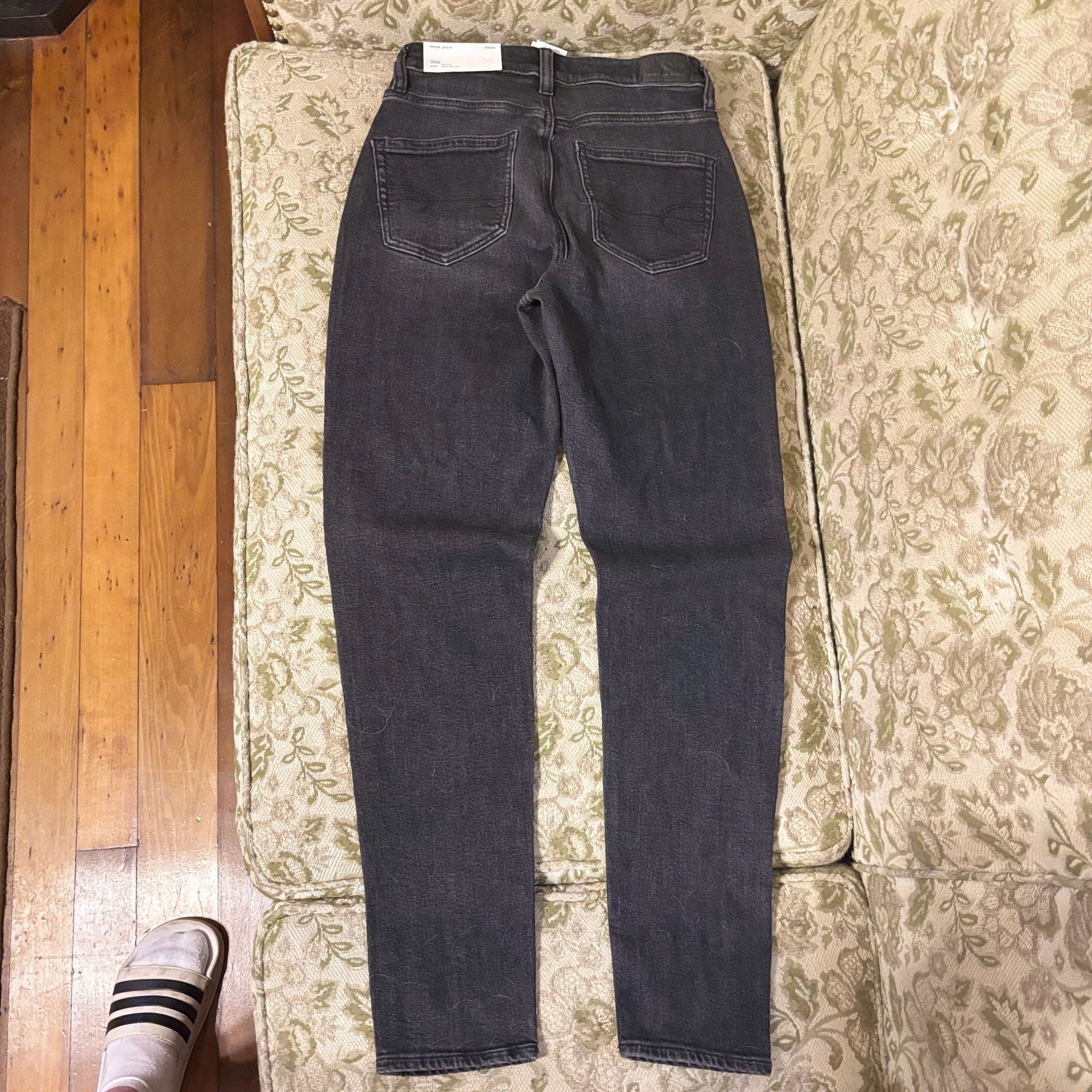 American Eagle Mom Jean Always Black Strigid 9