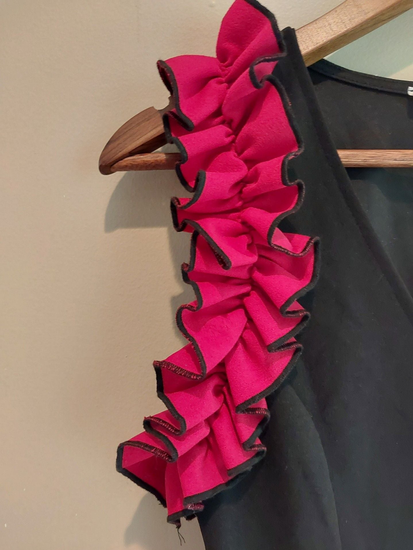 Winwin Apparel Black V-Neck Crop Top with Contrast Pink Ruffled Sleeves 3