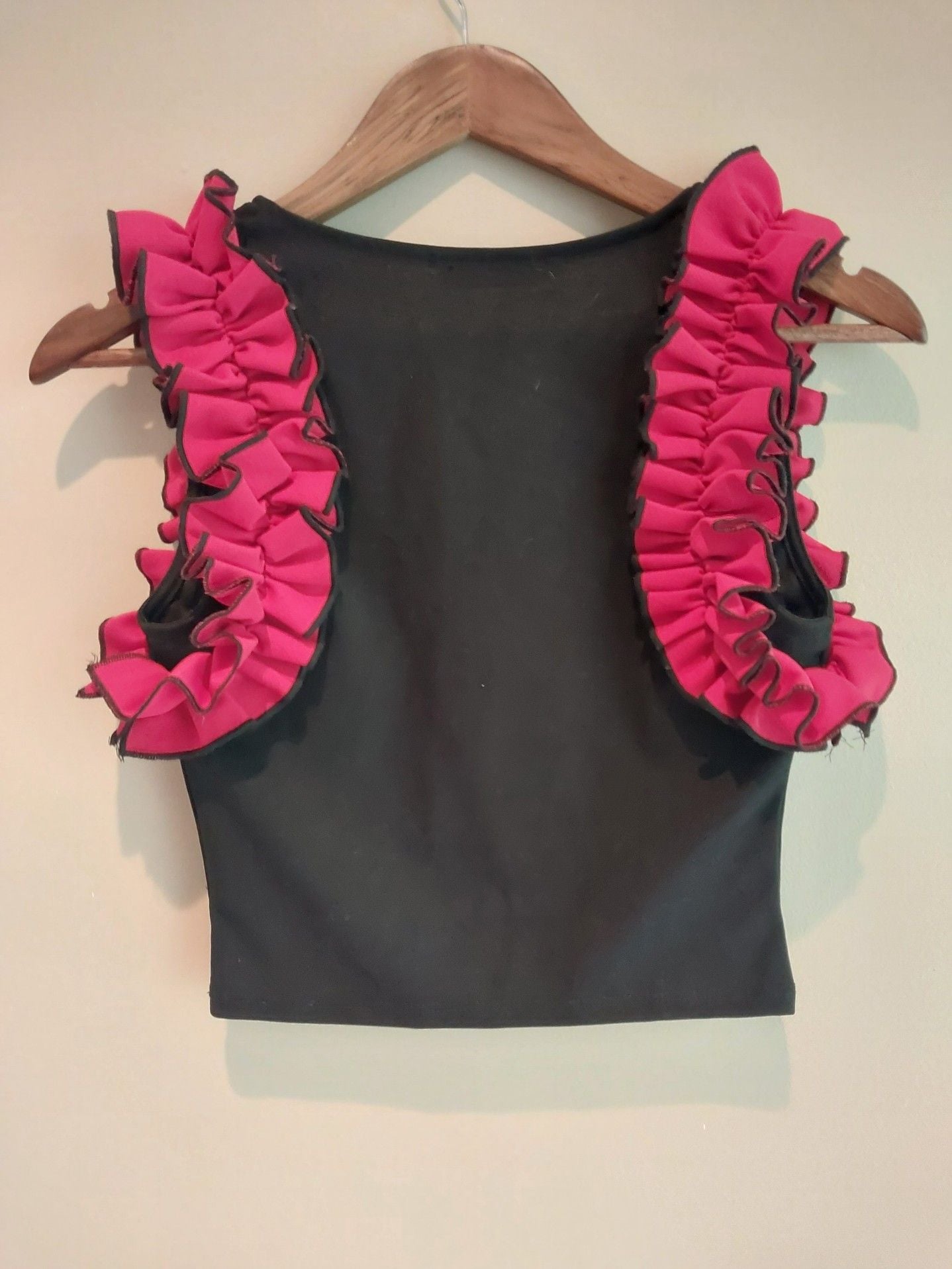 Winwin Apparel Black V-Neck Crop Top with Contrast Pink Ruffled Sleeves 5