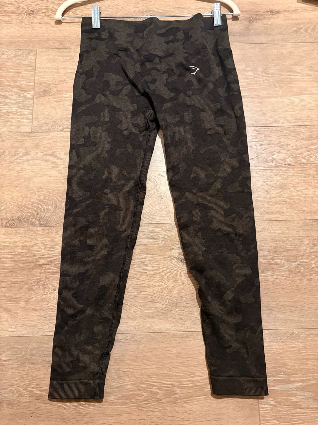 Bundle of 80 Lululemon and Gymshark Athletic Wear Pieces 18