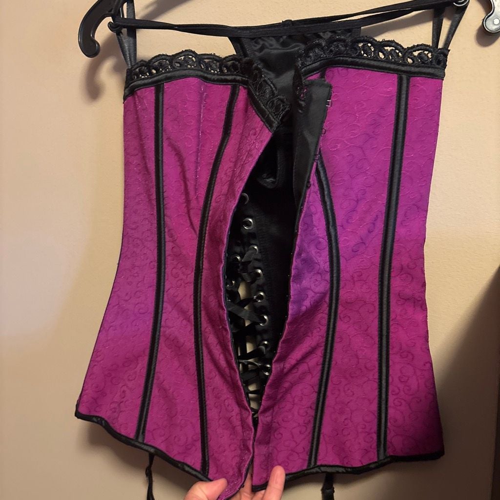 Dreamgirl Style 3864 Reversible Orchid/Black Corset with Thong Set, Size 34 5