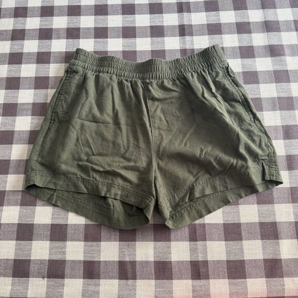 Old Navy Women's Comfort Waistband Pull-On Linen Blend Shorts in Olive Green