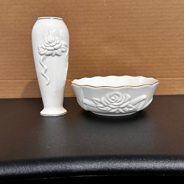 Set Lenox Ivory Rose 6 In. Bud Vase 24K Gold Trim Excellent Condition