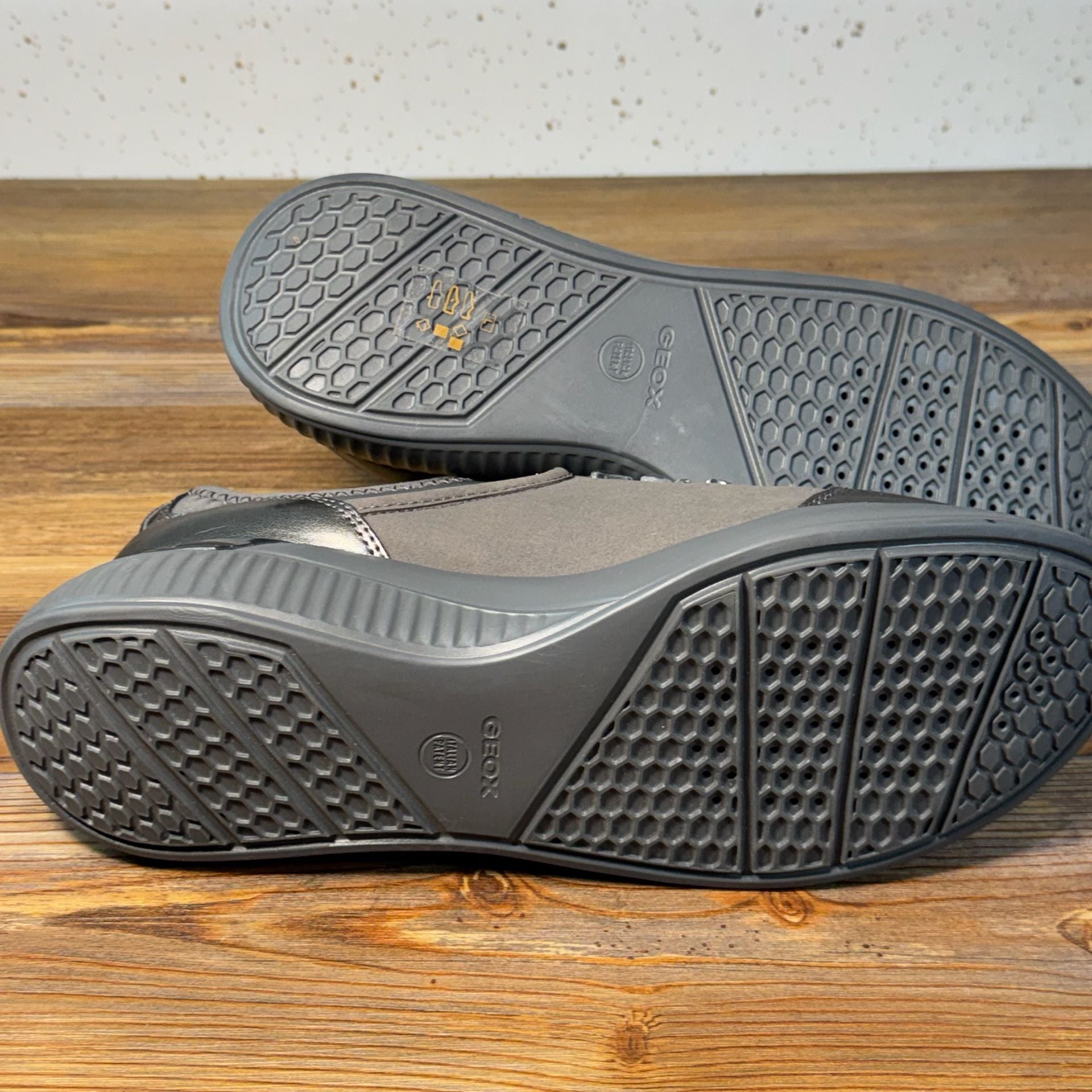 NEW Geox Respira Women’s 7 Gray Rhinestone Embellished Slip On Sneakers Bling 9