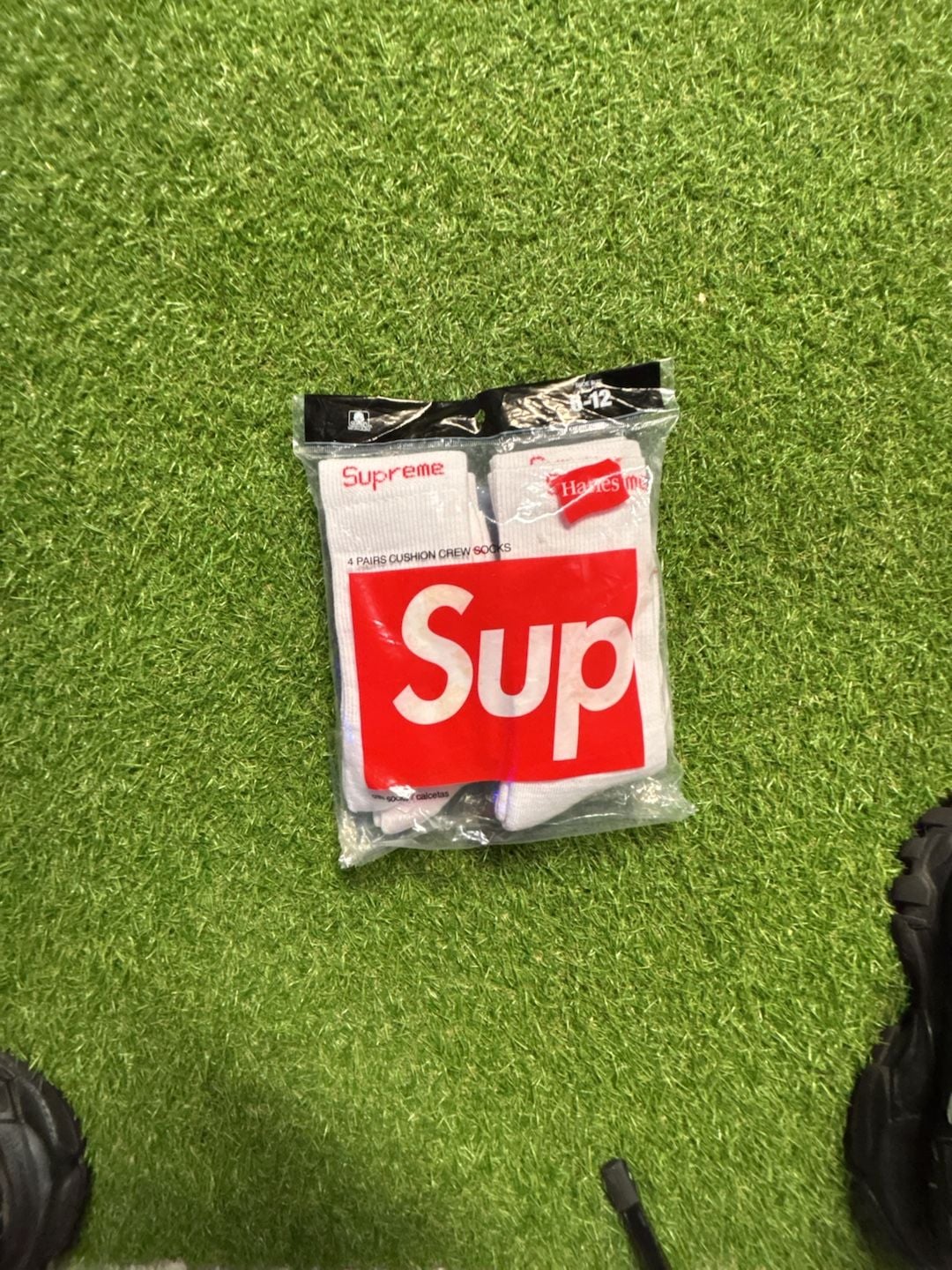 Supreme x Hanes Cushion Crew Socks 4-Pack White 1