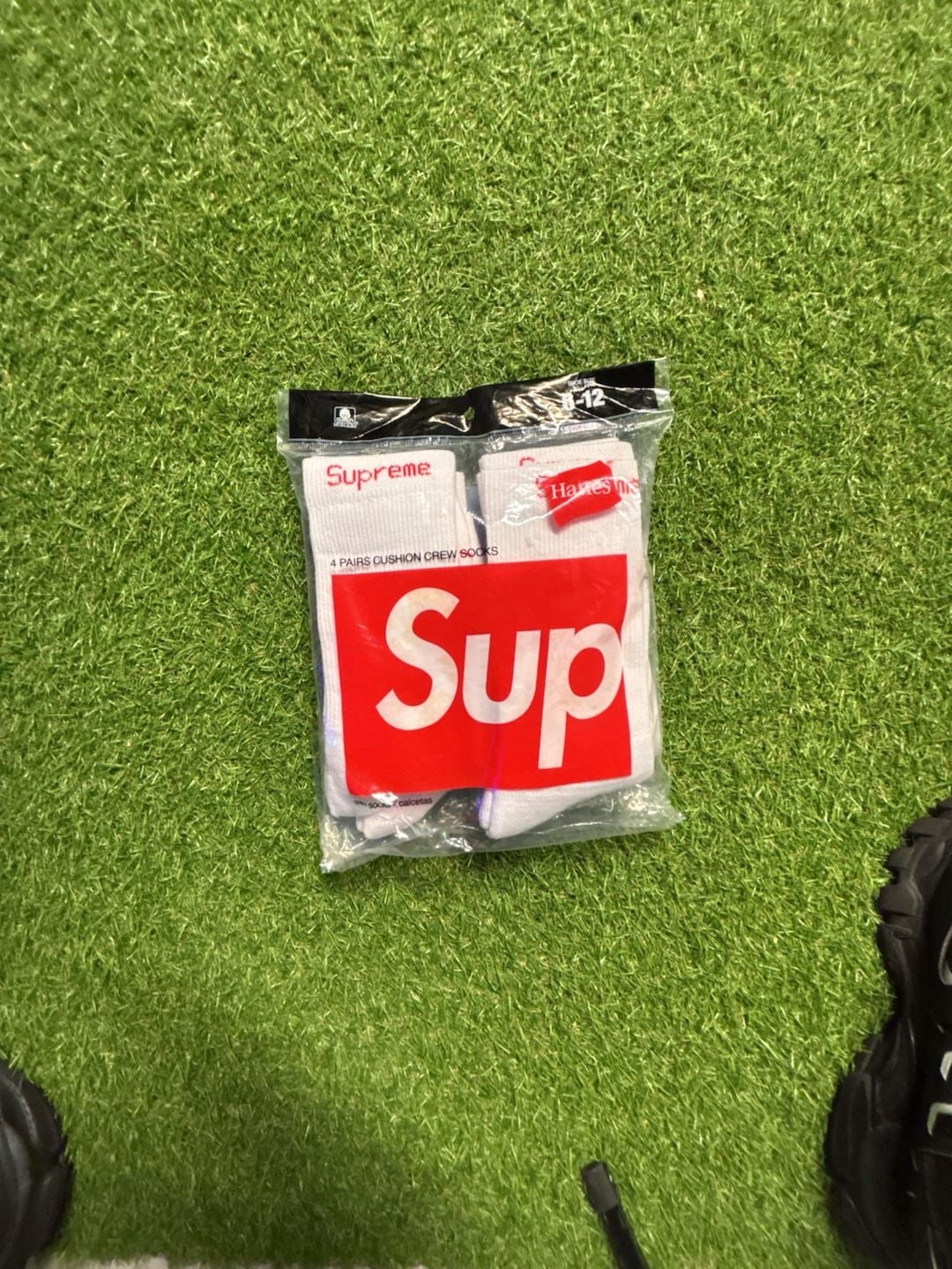 Supreme x Hanes Cushion Crew Socks 4-Pack White 2