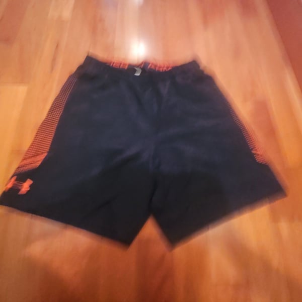 Under Armour HeatGear Loose Fit Athletic Basketball Shorts Black and red