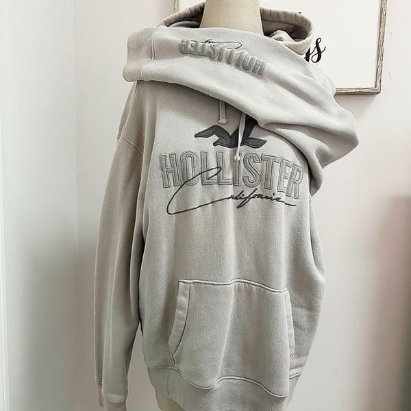 Hollister California Embroidered Logo Pullover Hoodie in Gray