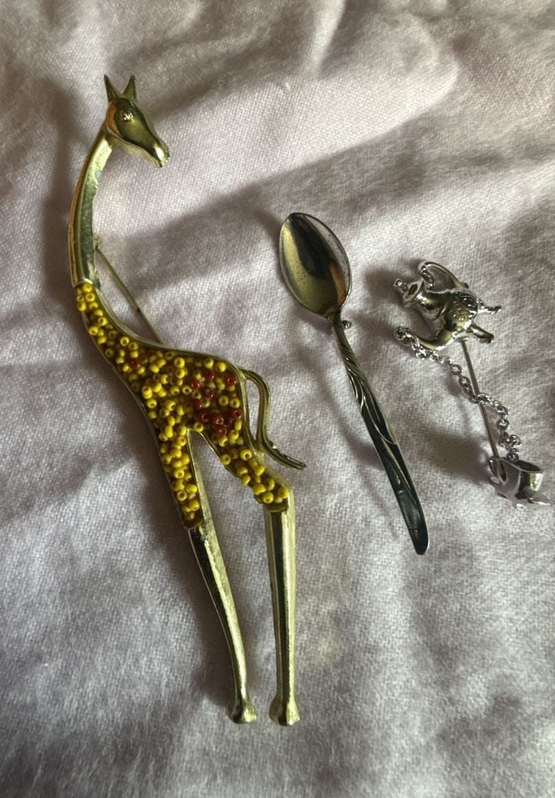 Vintage Gold Tone Giraffe Brooch, spoon and teapot and cup pins 3 lot 2