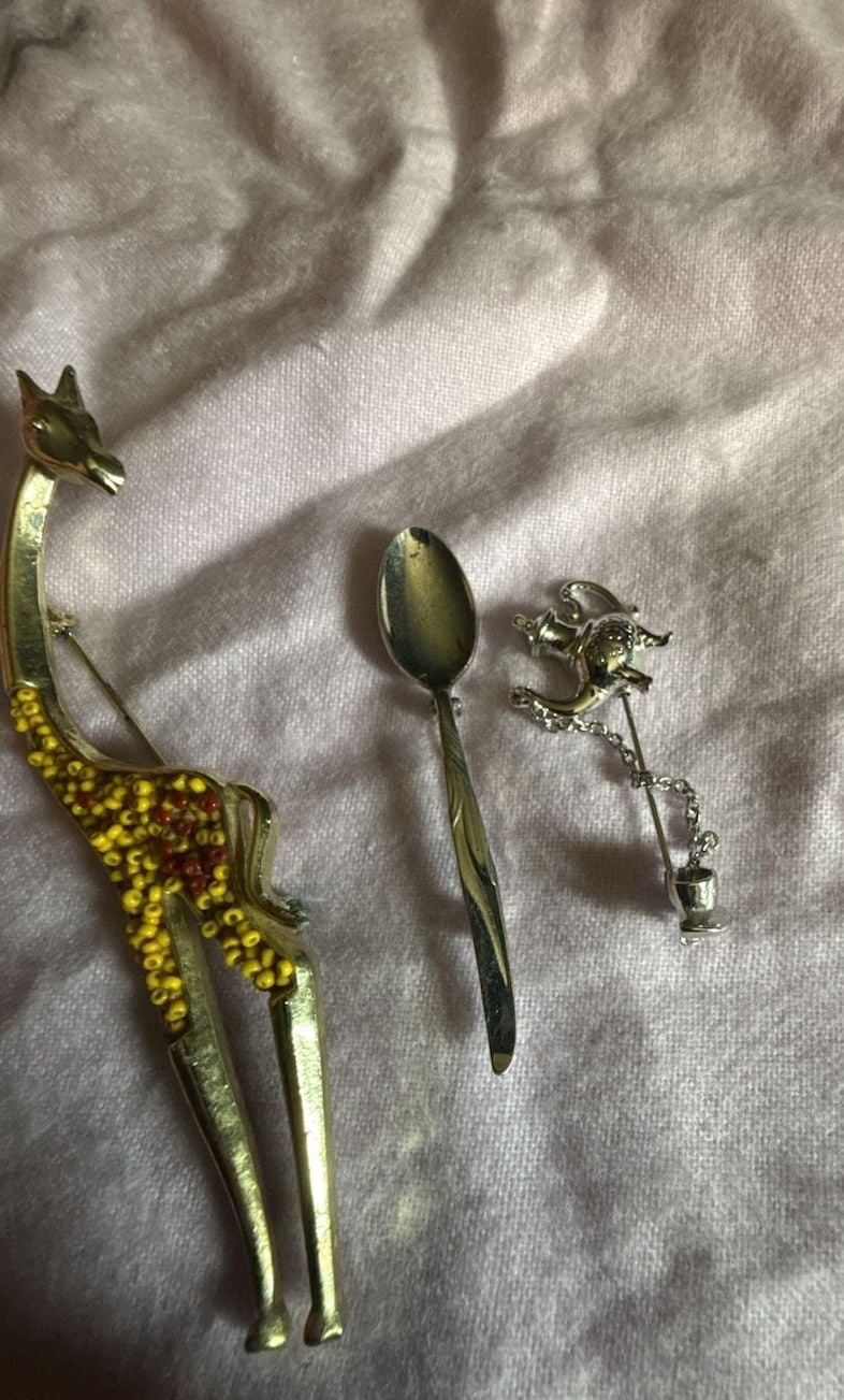 Vintage Gold Tone Giraffe Brooch, spoon and teapot and cup pins 3 lot 3