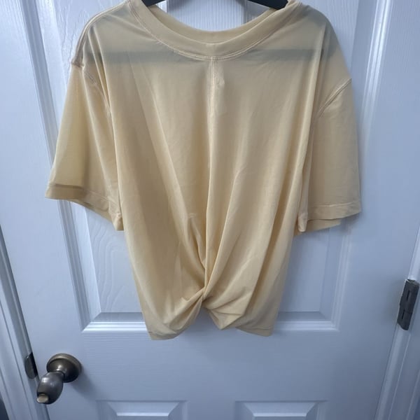Lululemon Lightweight Mesh Reversible Yoga T-Shirt in Prosecco