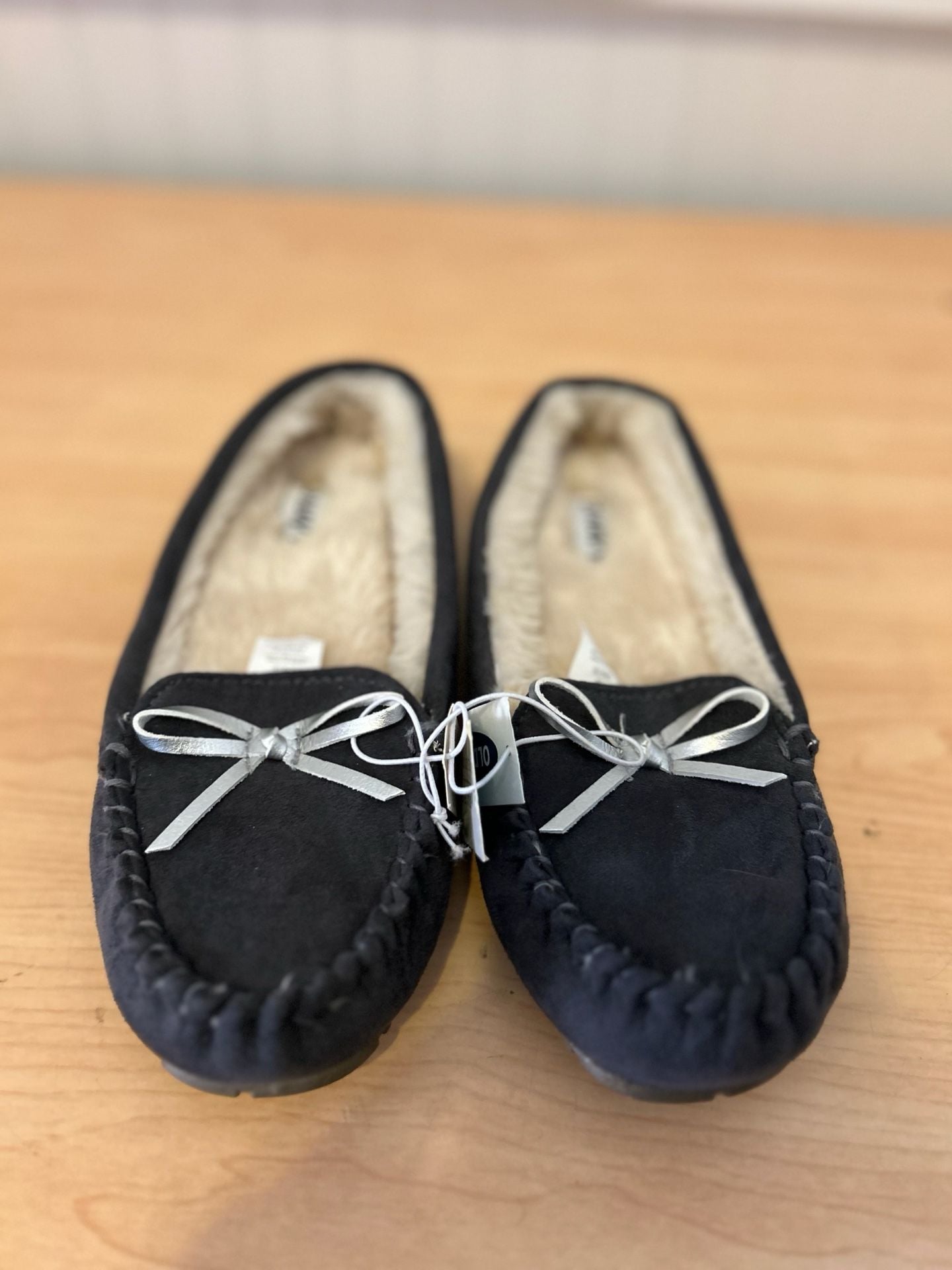 Kids Old Navy Sherpa Moc Slippers in Cast Iron with Silver Bow 2
