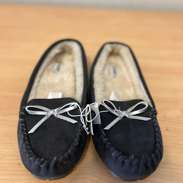 Kids Old Navy Sherpa Moc Slippers in Cast Iron with Silver Bow