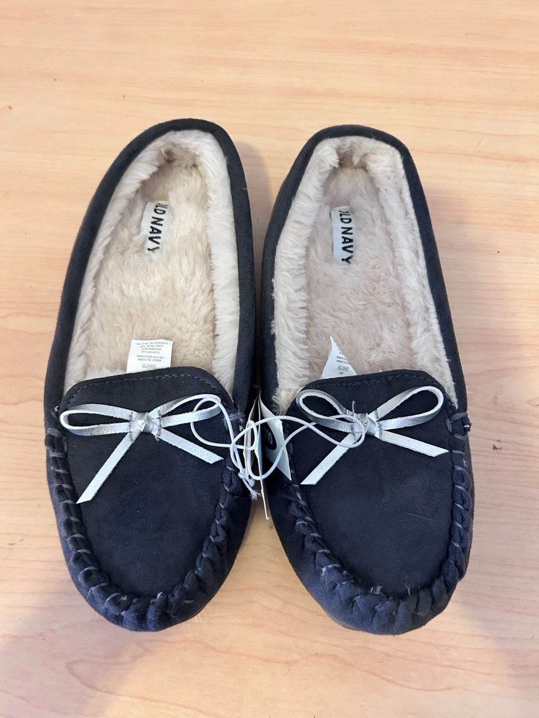 Kids Old Navy Sherpa Moc Slippers in Cast Iron with Silver Bow 3