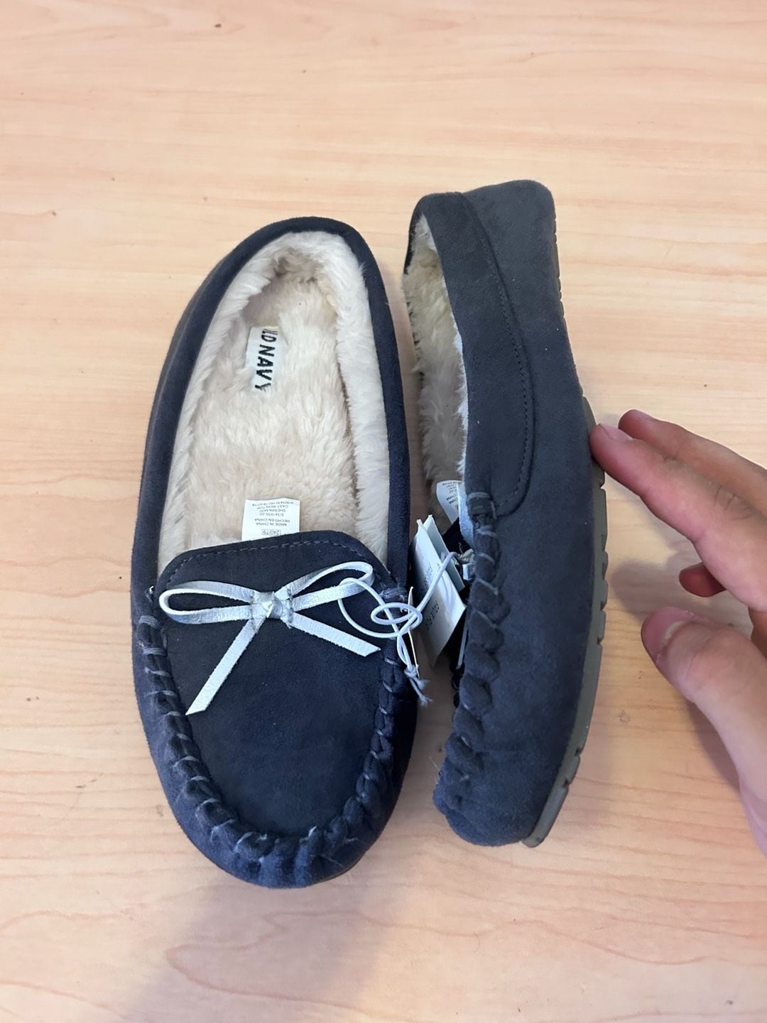 Kids Old Navy Sherpa Moc Slippers in Cast Iron with Silver Bow 4
