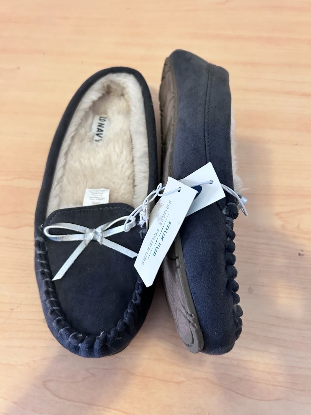 Kids Old Navy Sherpa Moc Slippers in Cast Iron with Silver Bow 5