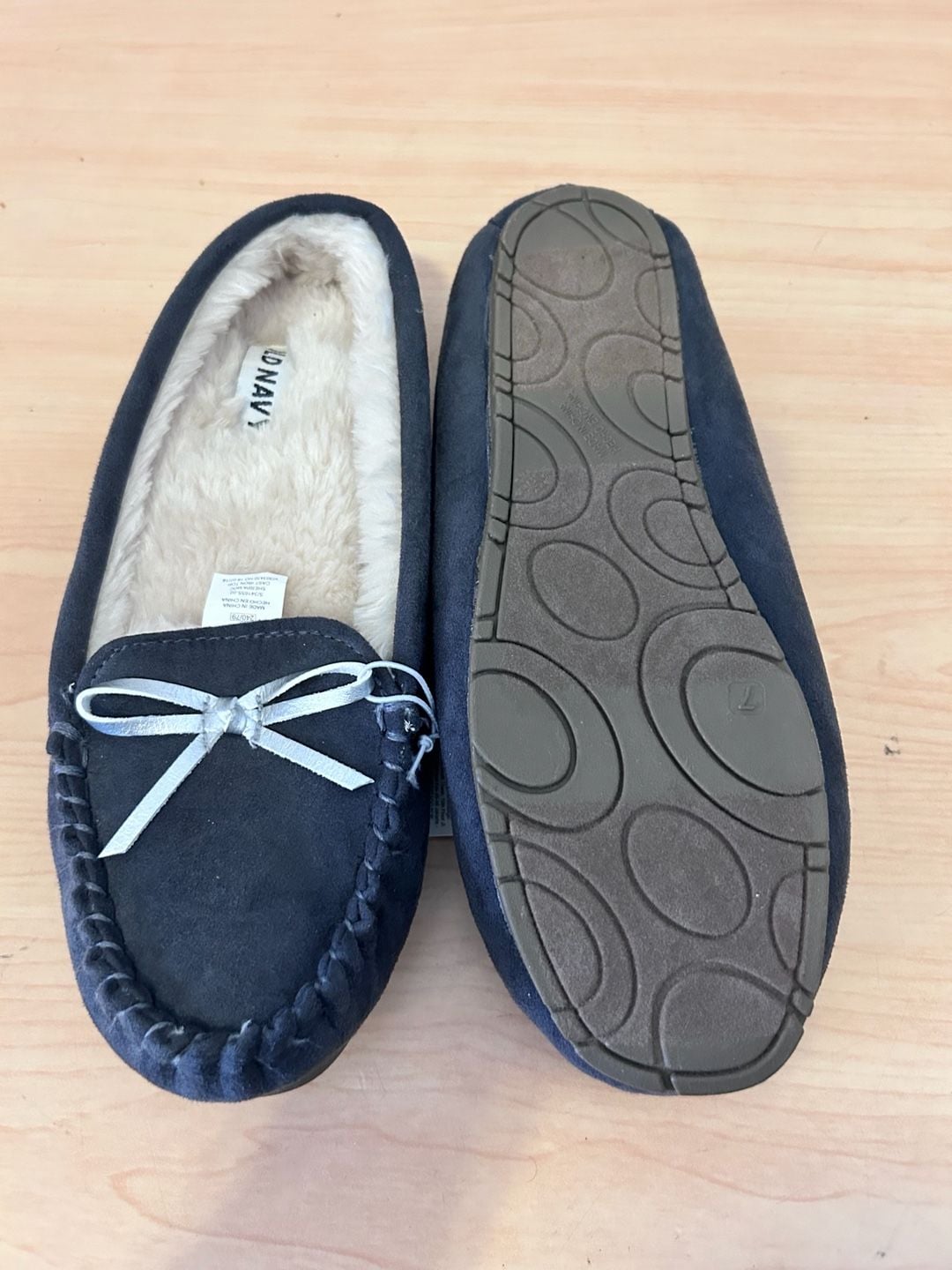 Kids Old Navy Sherpa Moc Slippers in Cast Iron with Silver Bow 8