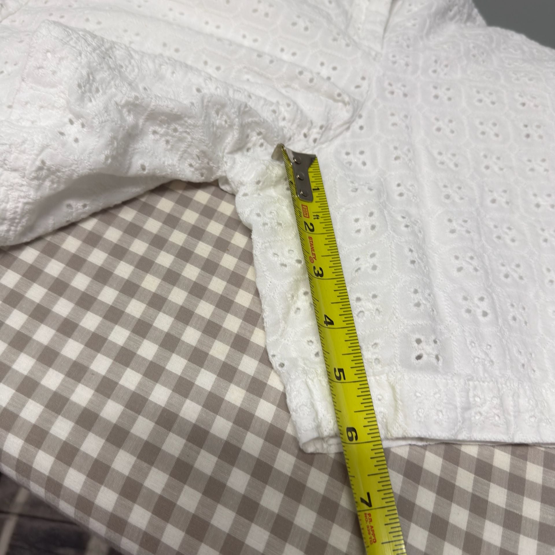 Izod Women's Size 6 White Eyelet Textured Lined Shorts 6” Inseam 9