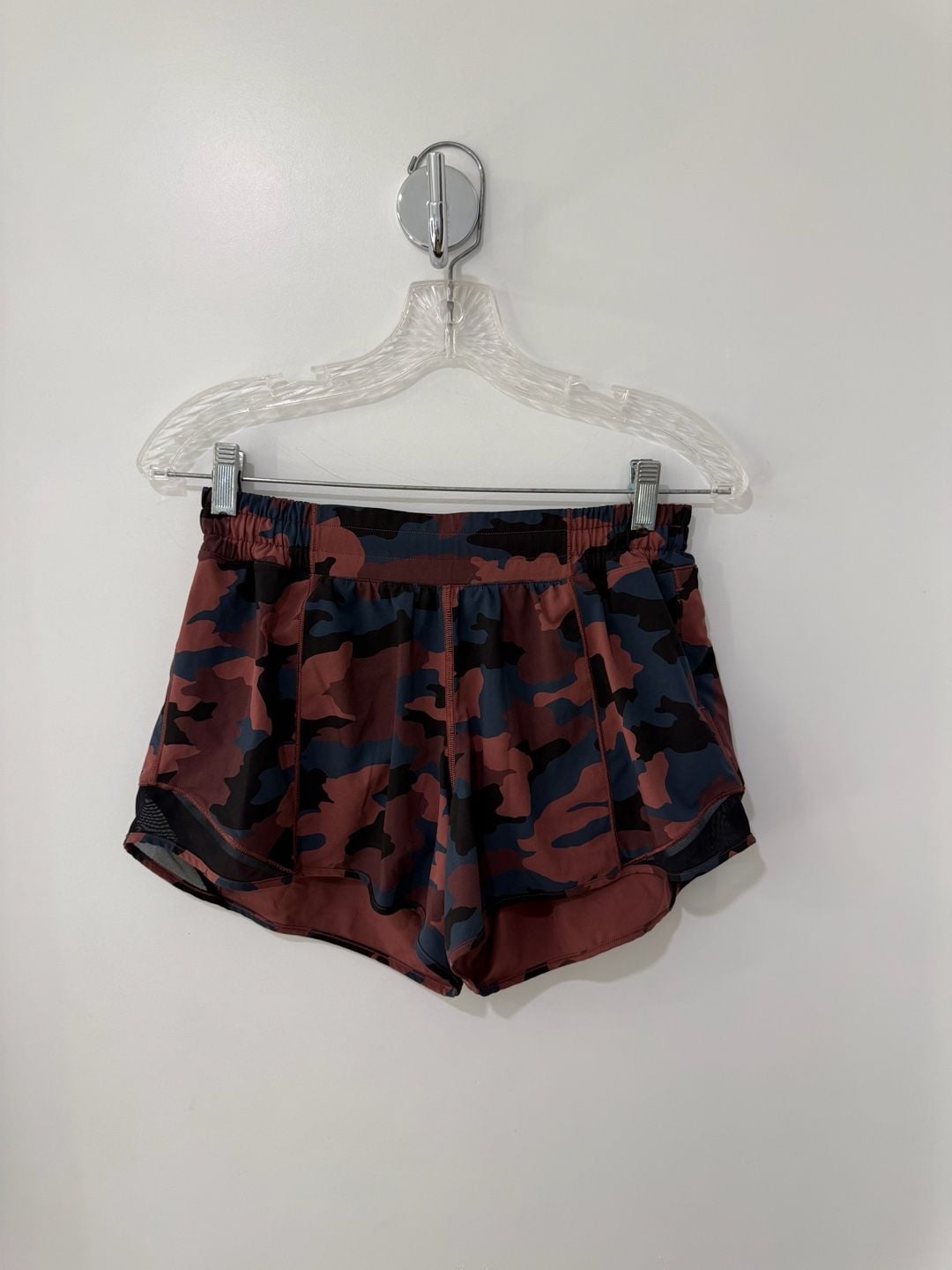 Lululemon Hotty Hot Low-Rise Lined Shorts, Heritage 365 Camo Red Multi, Size 8 2