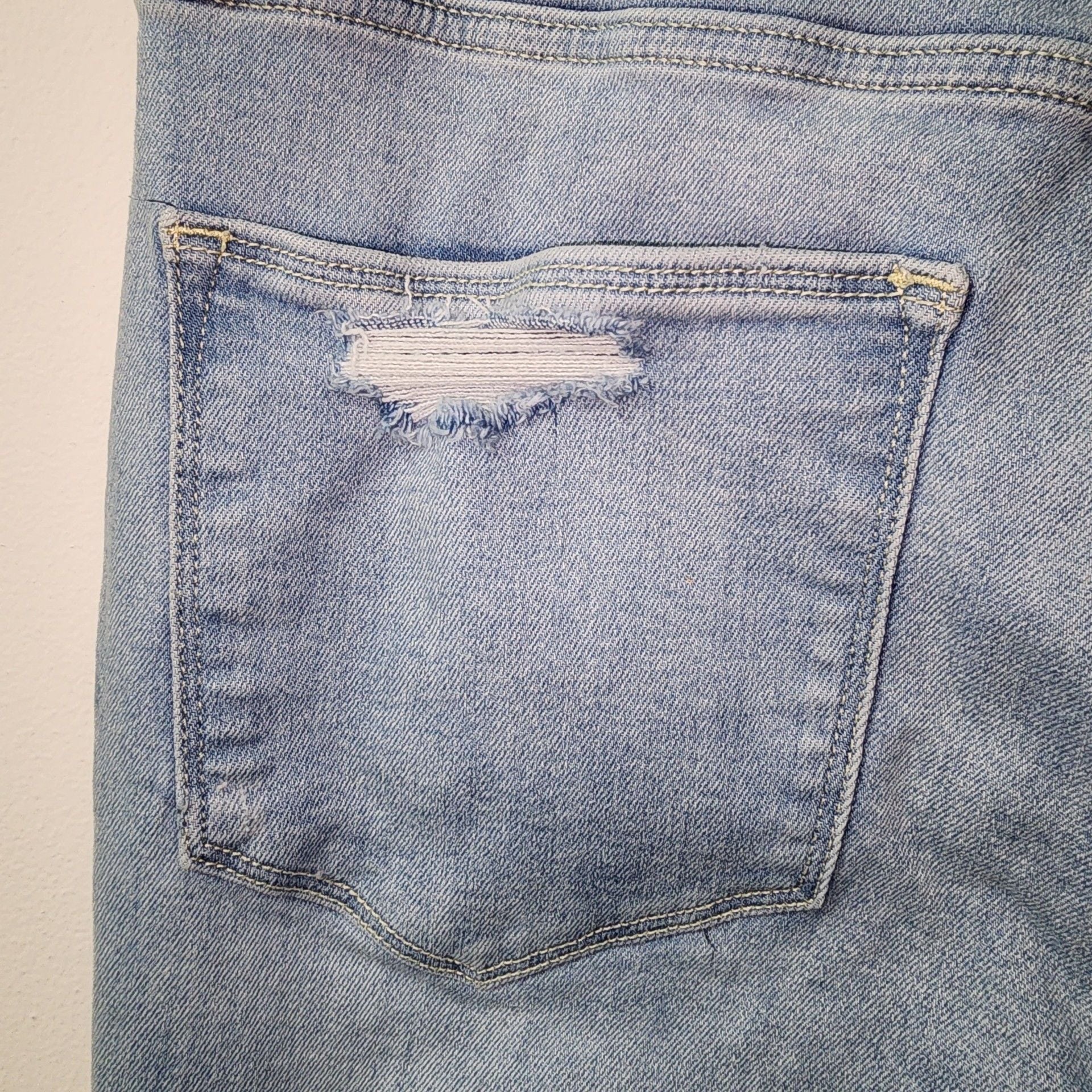 Arizona Jean Co. Women's Distressed Hi-Rise Skinny Jeans Size 17 Light Wash 14