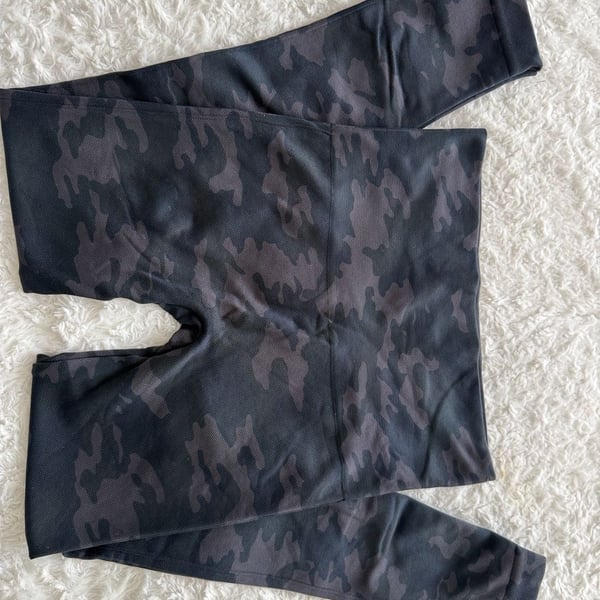 Spanx Look At Me Now Seamless Leggings Black Camo Size S