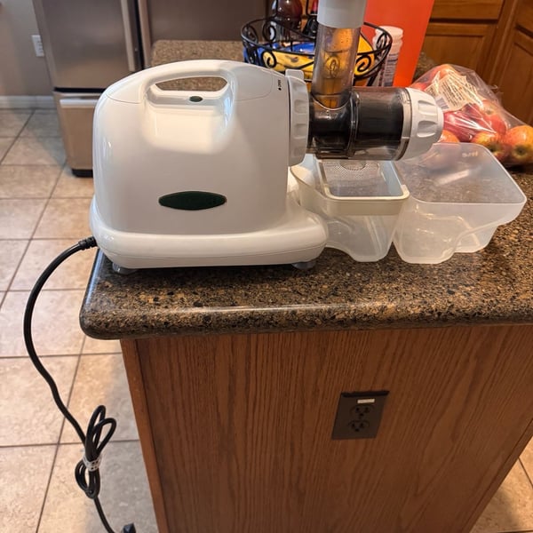 Omega 8004 Nutrition Center Commercial Masticating Juicer White