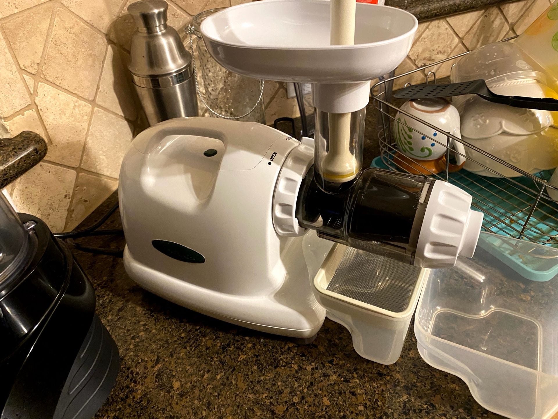 Omega 8004 Nutrition Center Commercial Masticating Juicer White 2