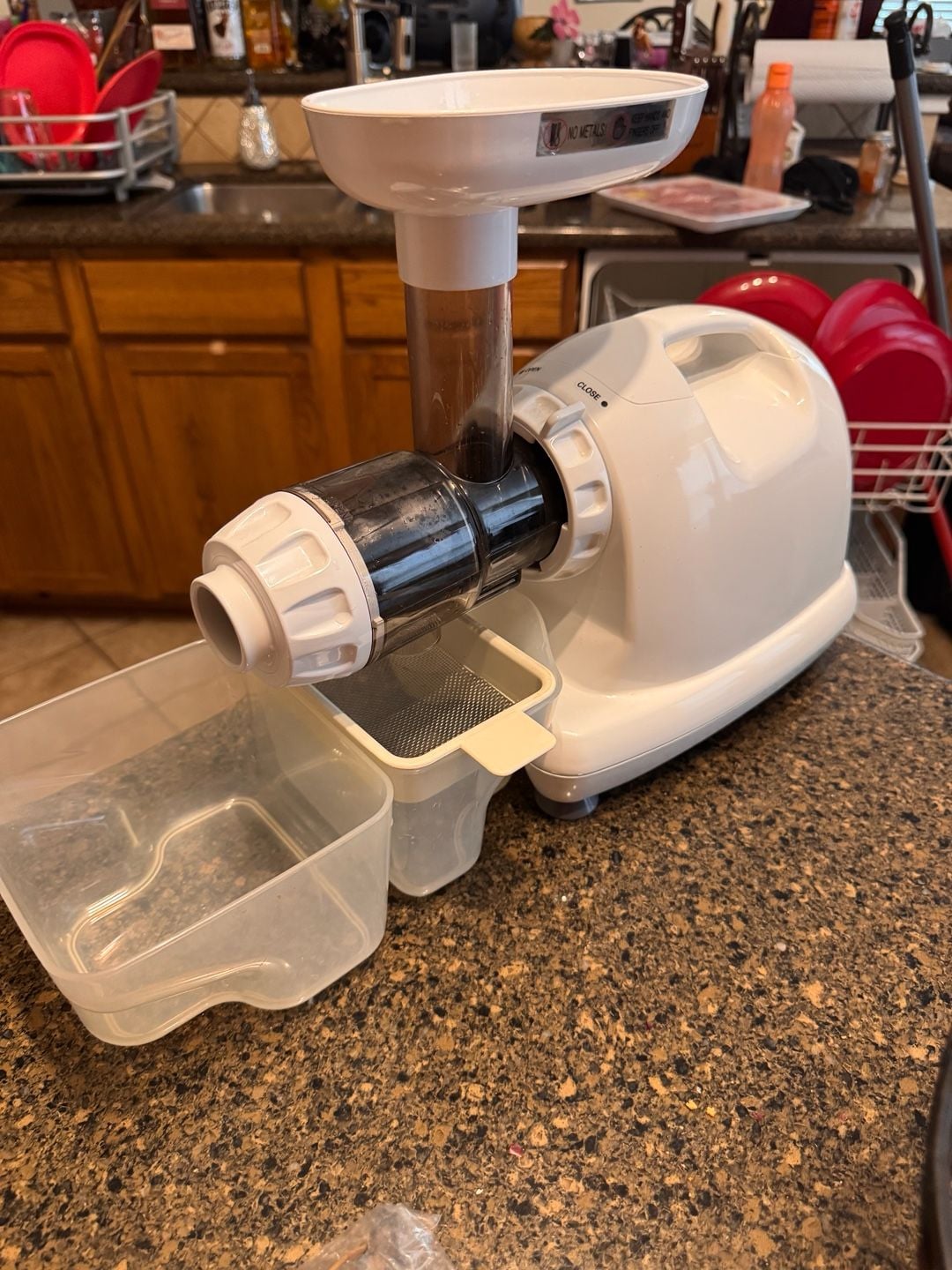 Omega 8004 Nutrition Center Commercial Masticating Juicer White 5