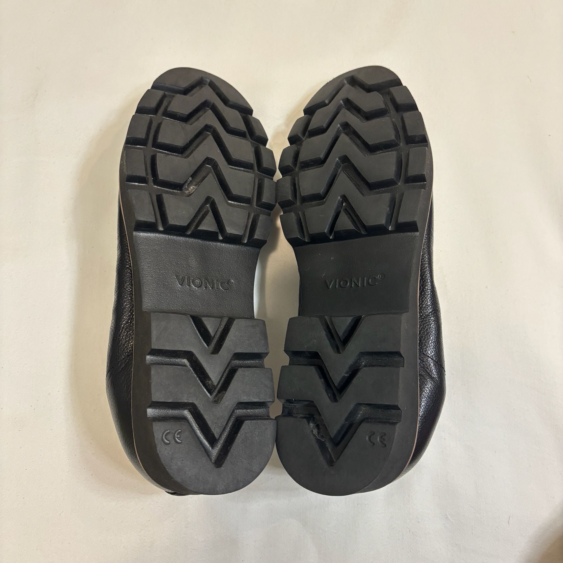 Vionic Cynthia Black Chain Loafer Shoes Size 8 Orthotic Support Lug Sole 9