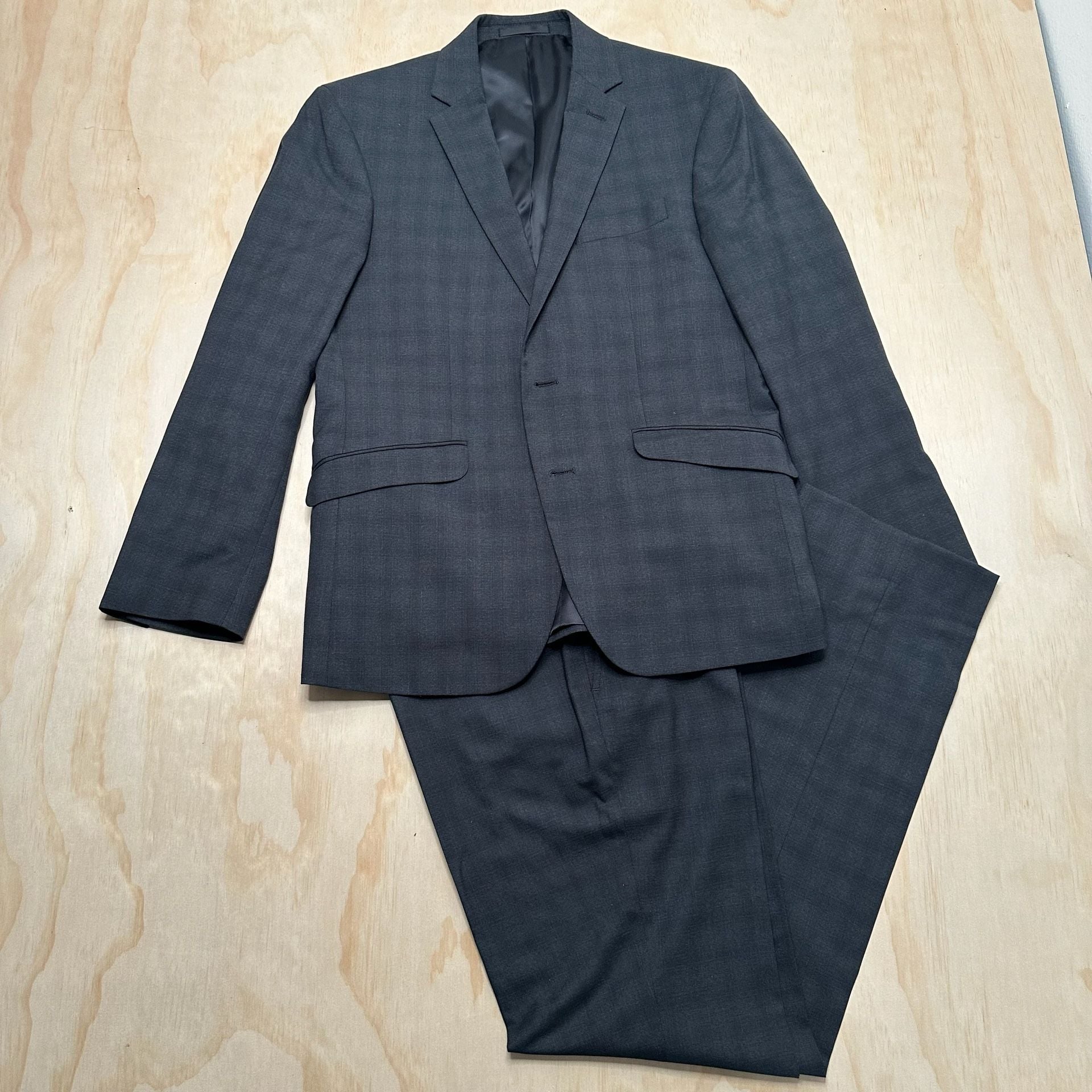 Kenneth Cole Reaction Men's 2-Piece Suit Charcoal Plaid Slim Fit Jacket & Pants 1