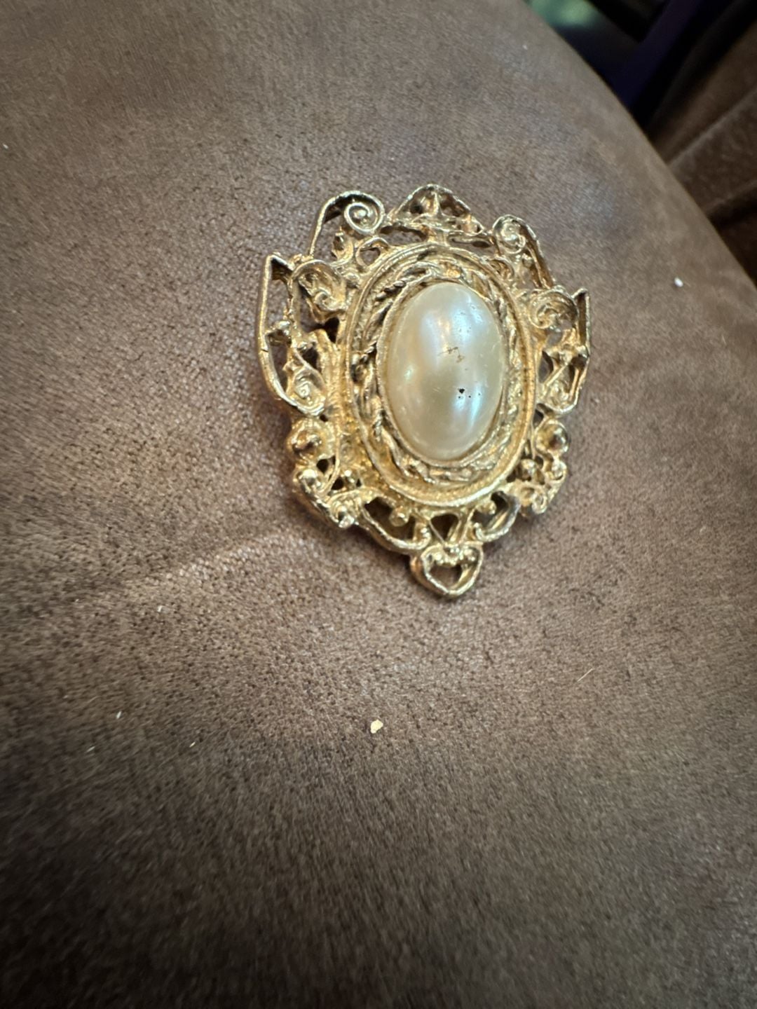 Vintage Gold Tone Filigree Openwork Brooch with Central Faux Pearl 2