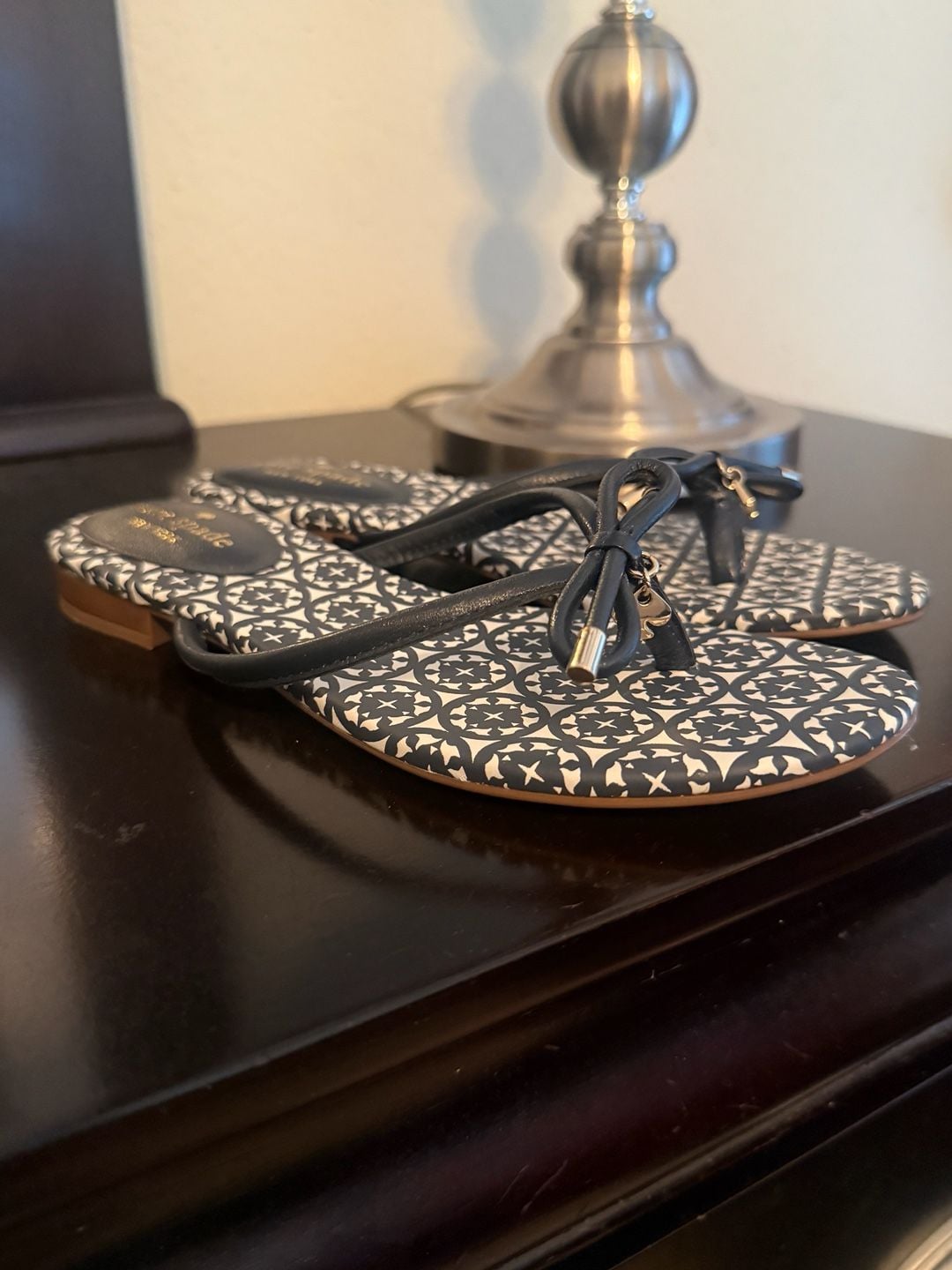 Kate Spade New York Mystic Bow Thong Sandals Navy Blue White Size 6M 7