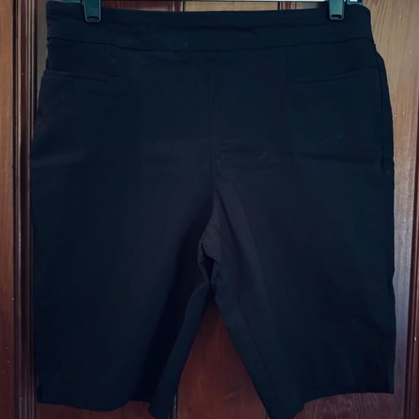 Time and Tru Black Pull On Stretch Bermuda Shorts Size M (8-10)