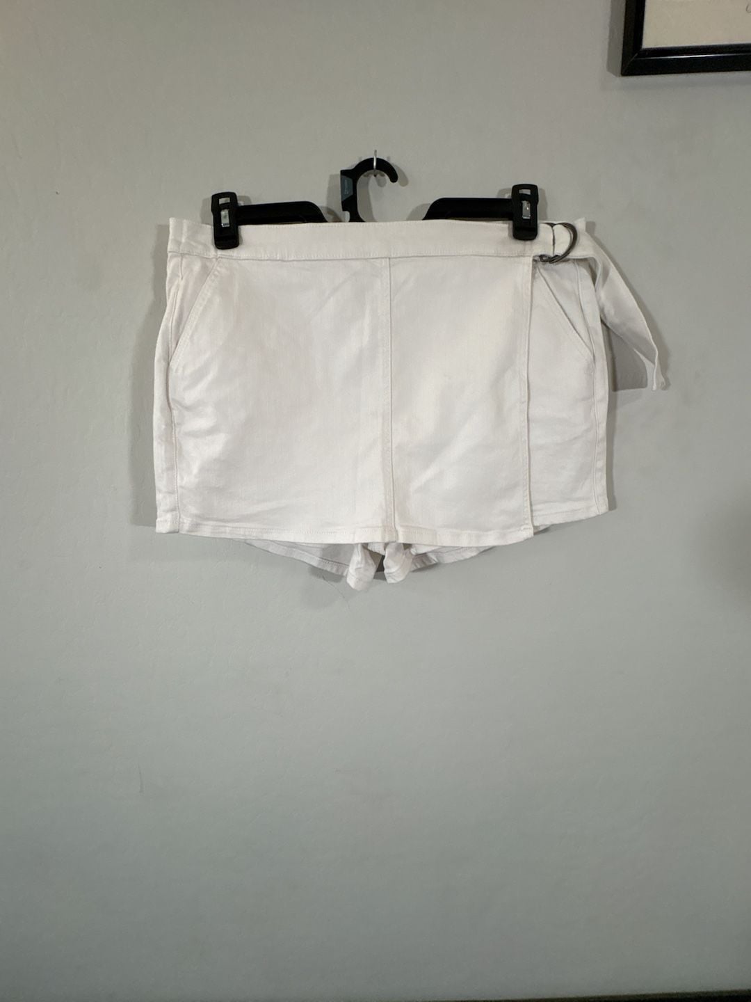 Torrid Mid-Rise Vintage Stretch Pleated Denim Skort White Size 12 New 2