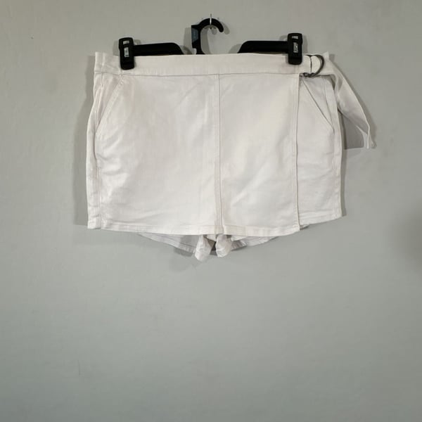 Torrid Mid-Rise Vintage Stretch Pleated Denim Skort White Size 12 New