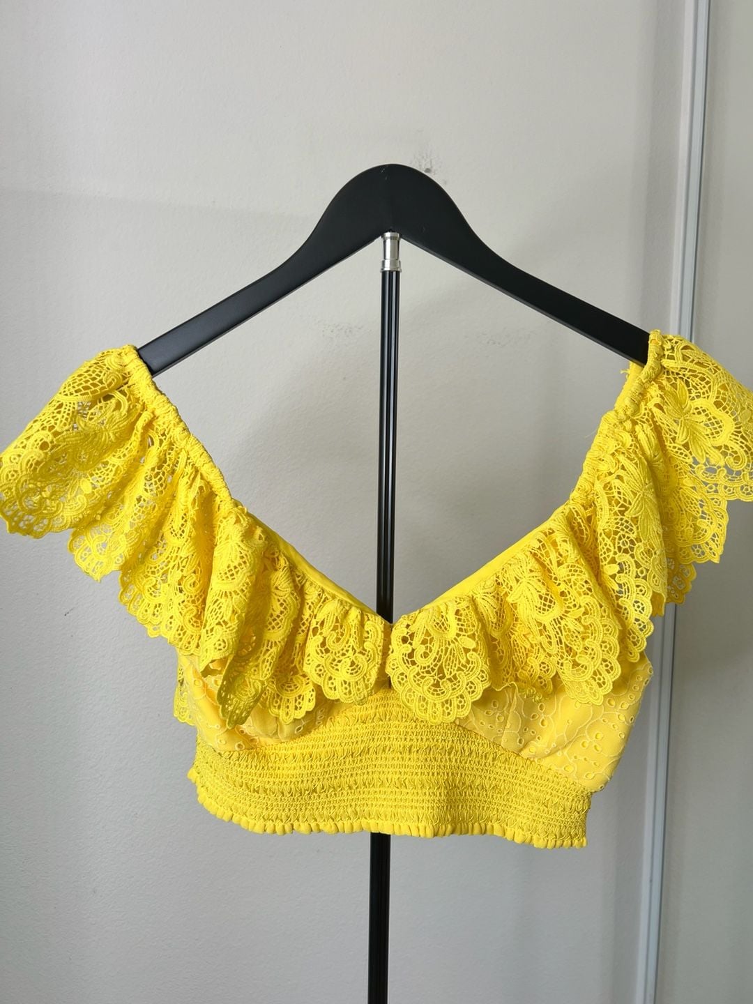Alice + Olivia Bleeker Ruffled Eyelet Lace Crop Top Sunbeam Yellow Smocked Size S 2