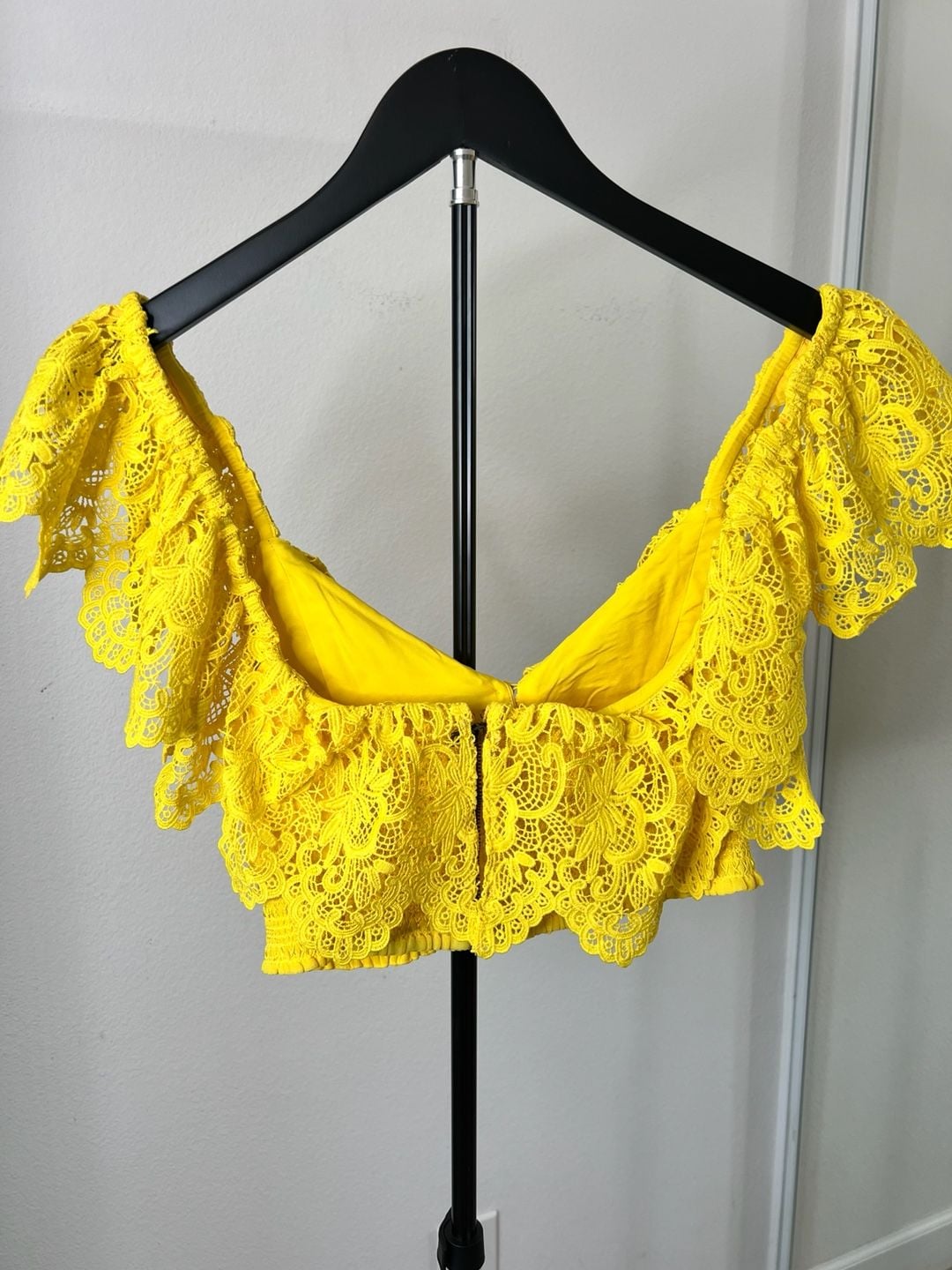 Alice + Olivia Bleeker Ruffled Eyelet Lace Crop Top Sunbeam Yellow Smocked Size S 3
