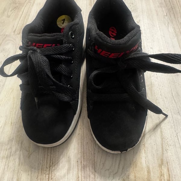 Heelys Propel 2.0 Black and Red Youth Size 1 Roller Shoes Sneakers - See Photos for Condition - Flaw