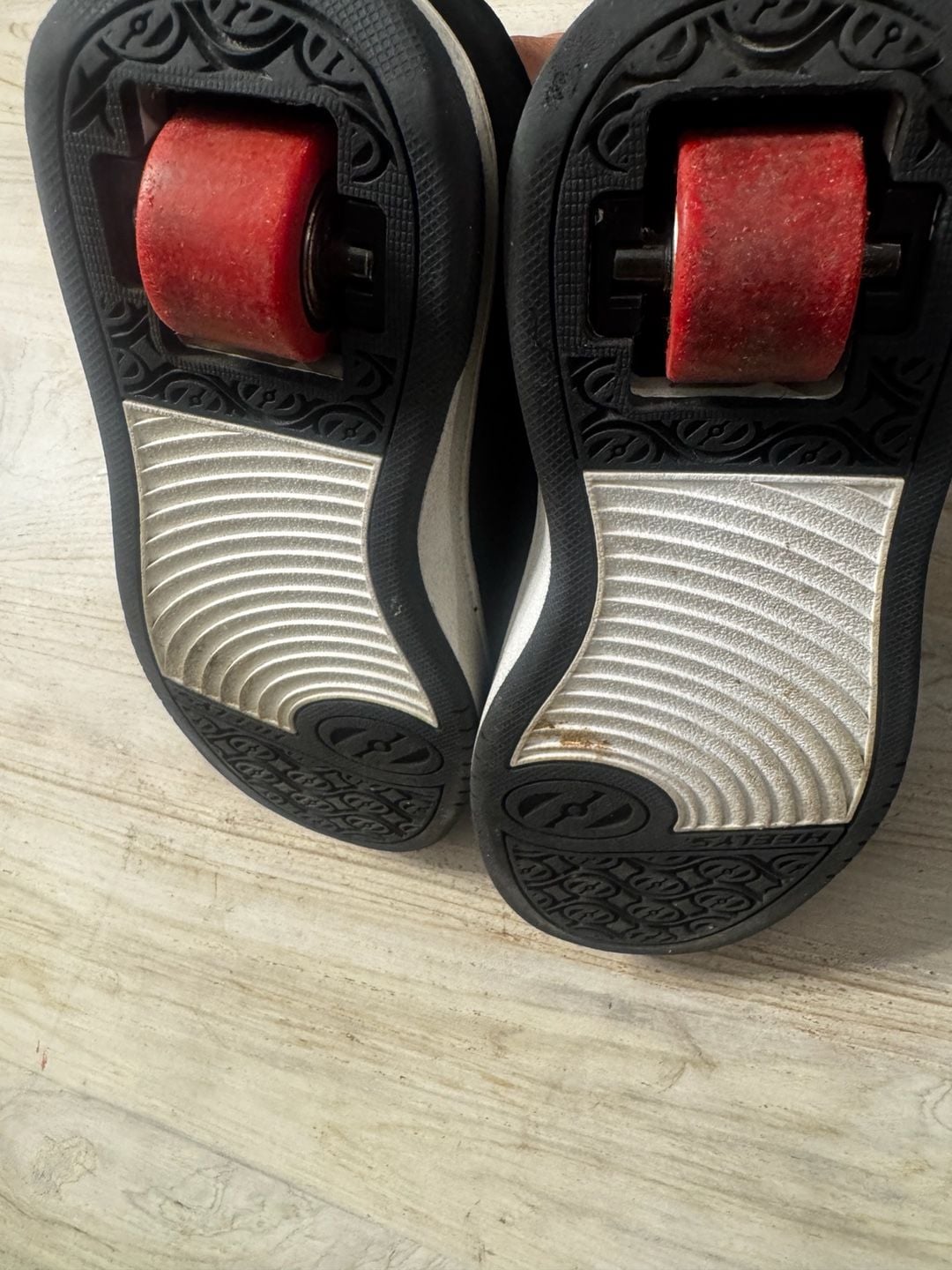 Heelys Propel 2.0 Black and Red Youth Size 1 Roller Shoes Sneakers - See Photos for Condition - Flaw 9