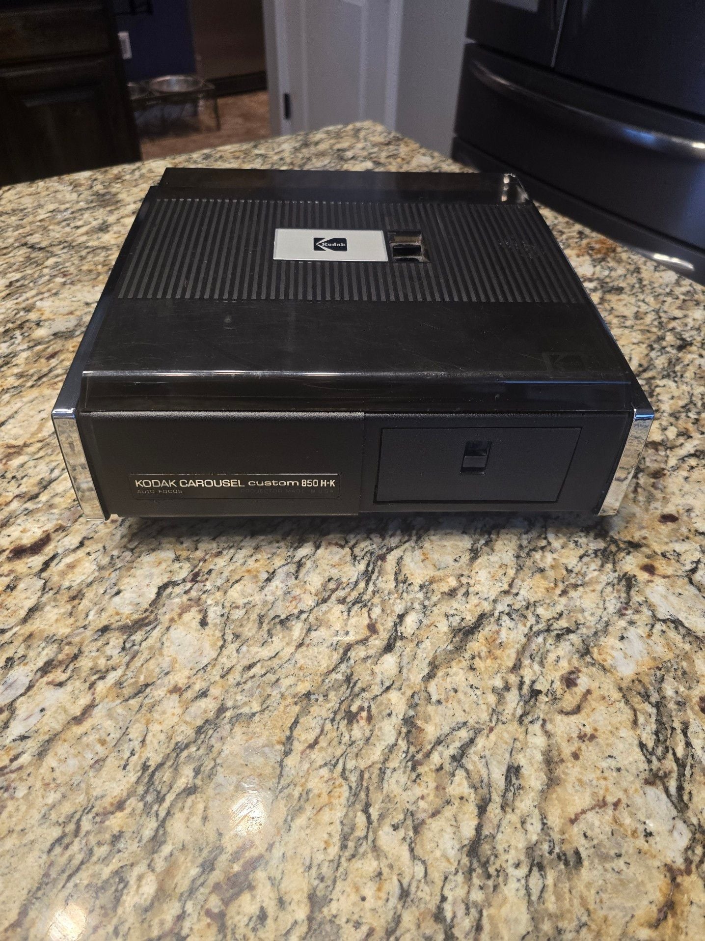 Vintage Kodak Carousel Custom 850 H-K Auto Focus Slide Projector 1