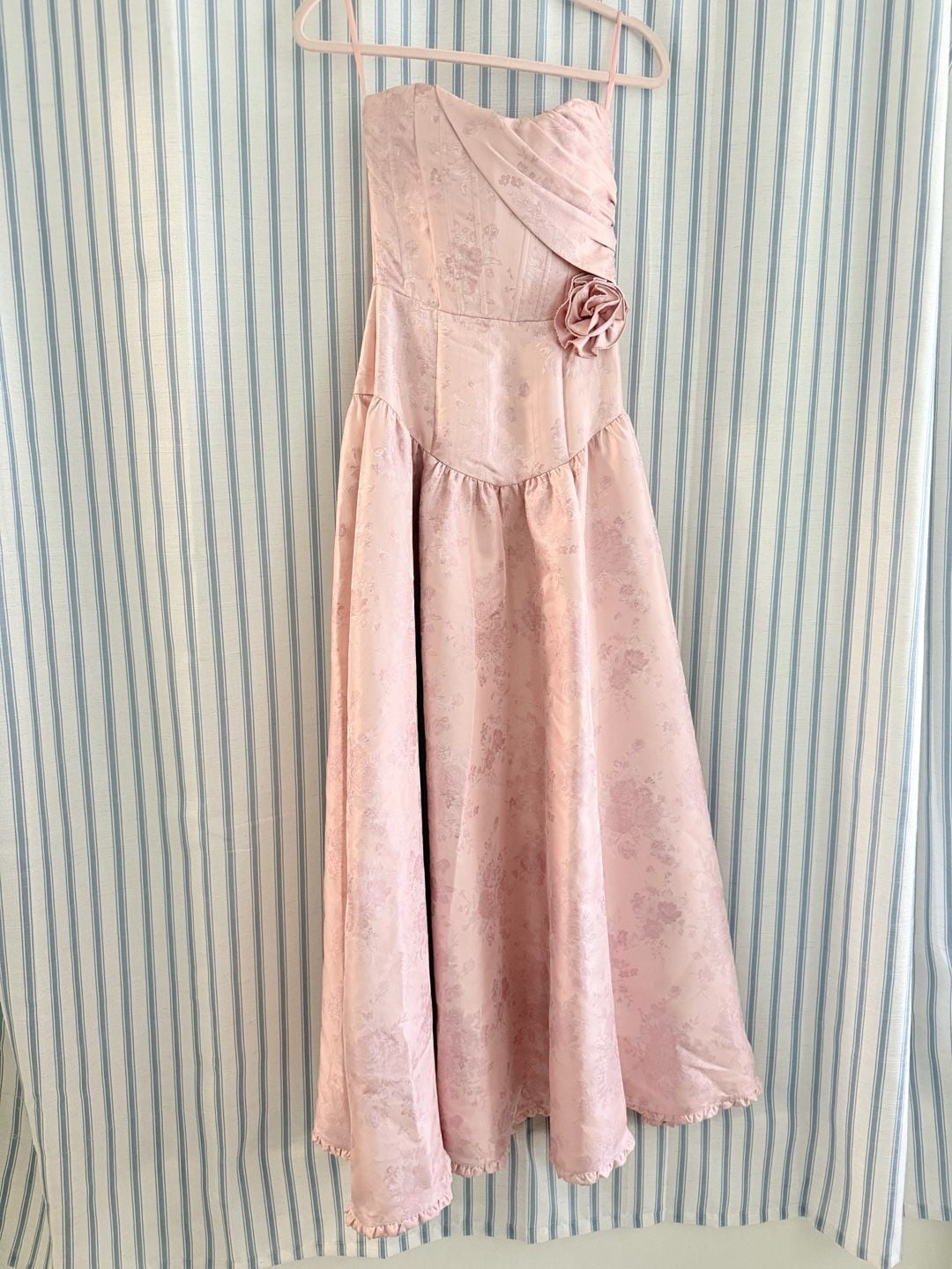 The Rosamund Dress in Light Pink Windsor Brocade – , 3