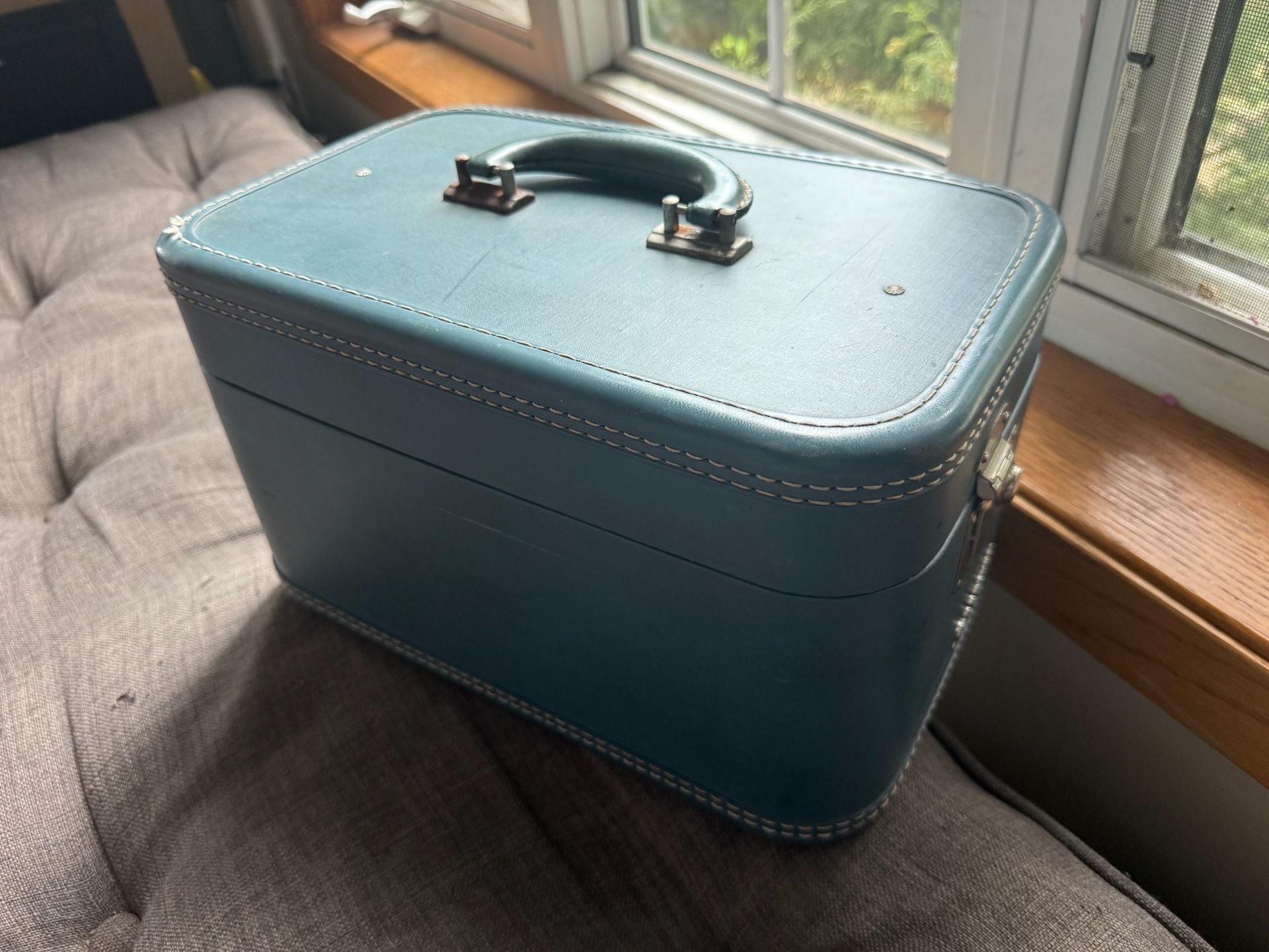 Vintage American Tourister Tri-Taper Blue Vinyl Train Case Travel Luggage 3