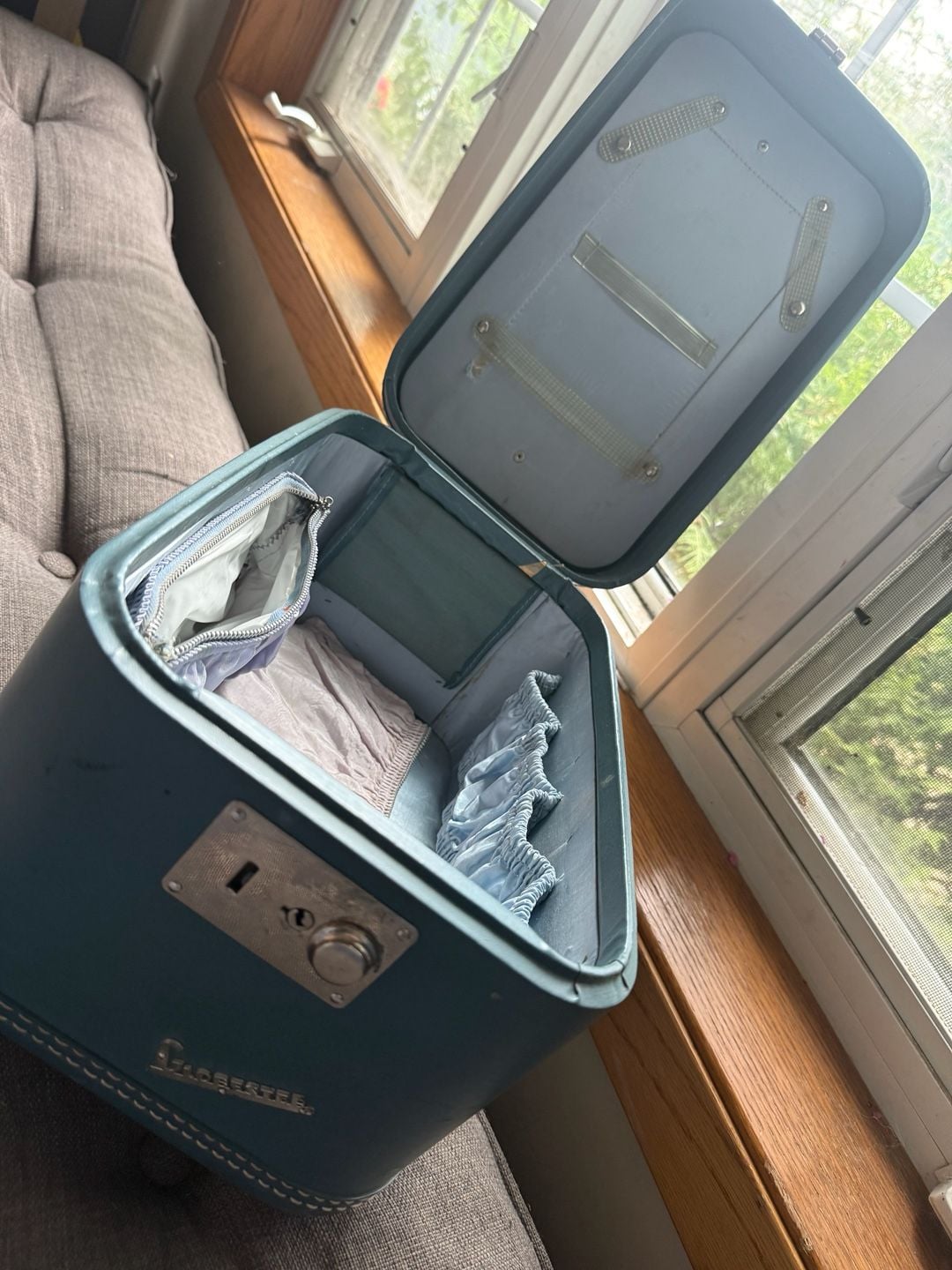 Vintage American Tourister Tri-Taper Blue Vinyl Train Case Travel Luggage 5