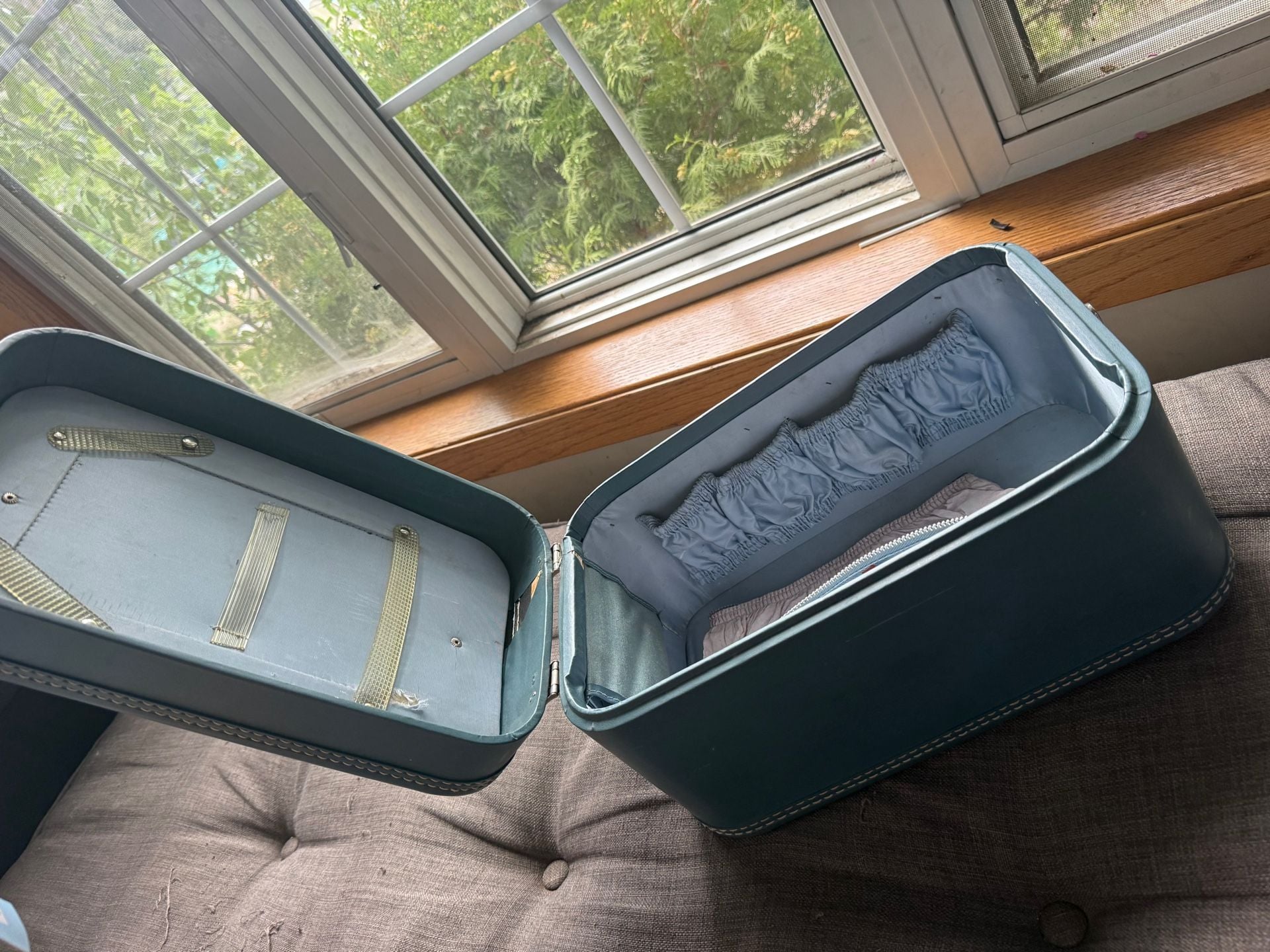 Vintage American Tourister Tri-Taper Blue Vinyl Train Case Travel Luggage 7